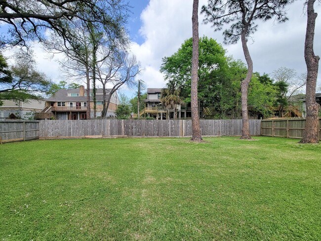 Building Photo - BEAUTIFUL LARGE 4 BEDROOM 2.5 BATH HOME