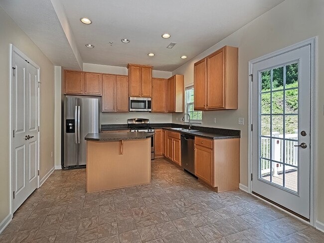 Building Photo - 627 Edison Dr
