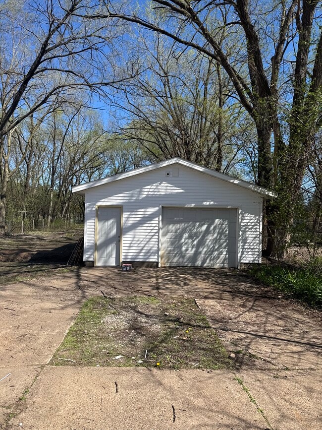 Building Photo - 914 Lakeside Ave