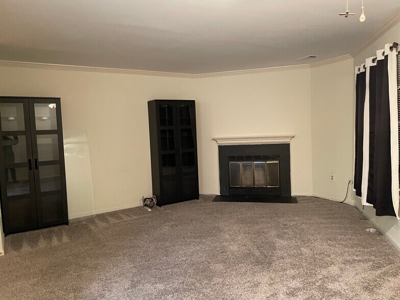 Building Photo - 8 Deer Run Ct