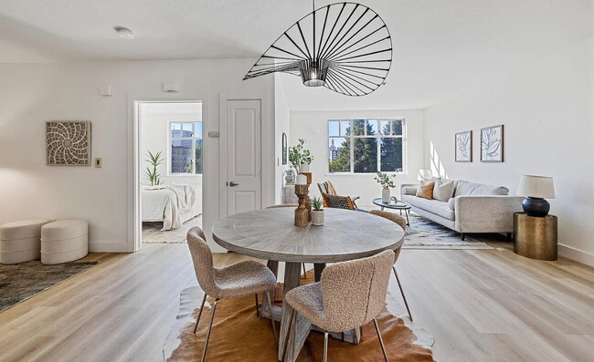 Building Photo - "Chic 1-Bedroom Retreat in Oakland with Ha...