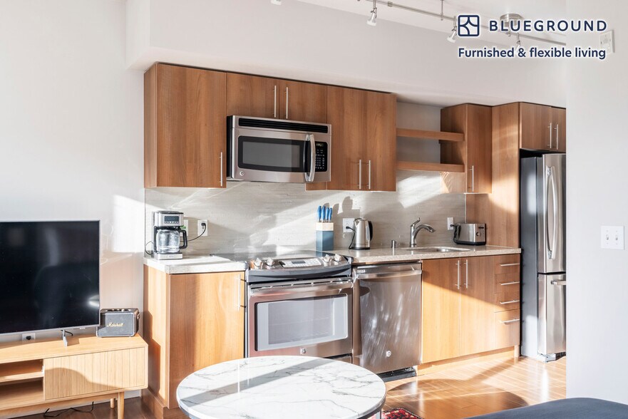 Building Photo - 10333 Main St