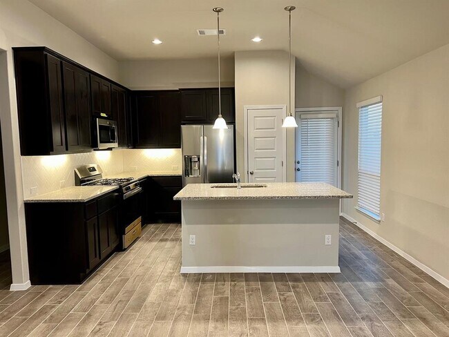Building Photo - 200 Living Reef Dr