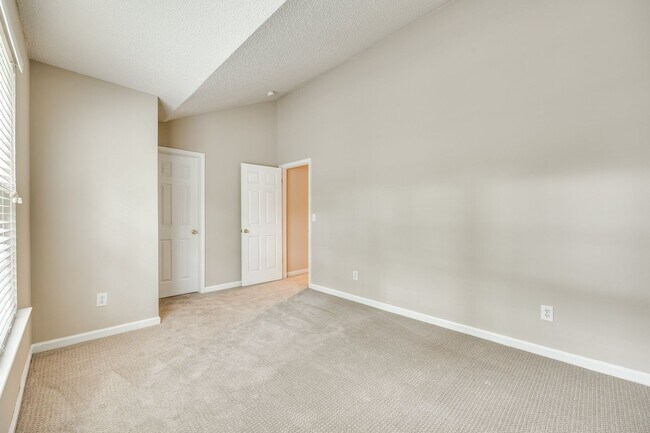 Building Photo - Beautiful, well maintained home in the hea...