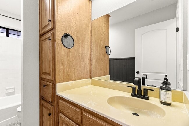 Building Photo - 3701 Oakmont Dr