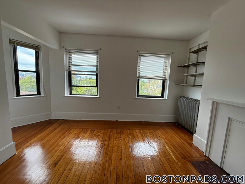 Building Photo - 4 Centre St