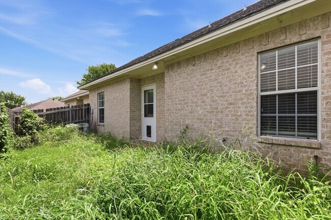 Building Photo - Remodeled 3 Bed Townhome