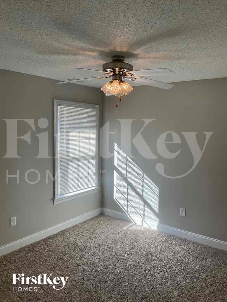 Building Photo - 811 Willow Ln