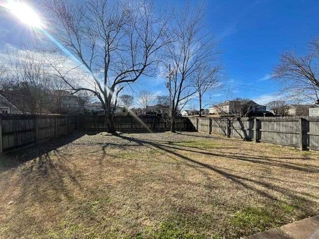 Building Photo - VILLAGES OF PLUM POINT, NEW FLOORS!