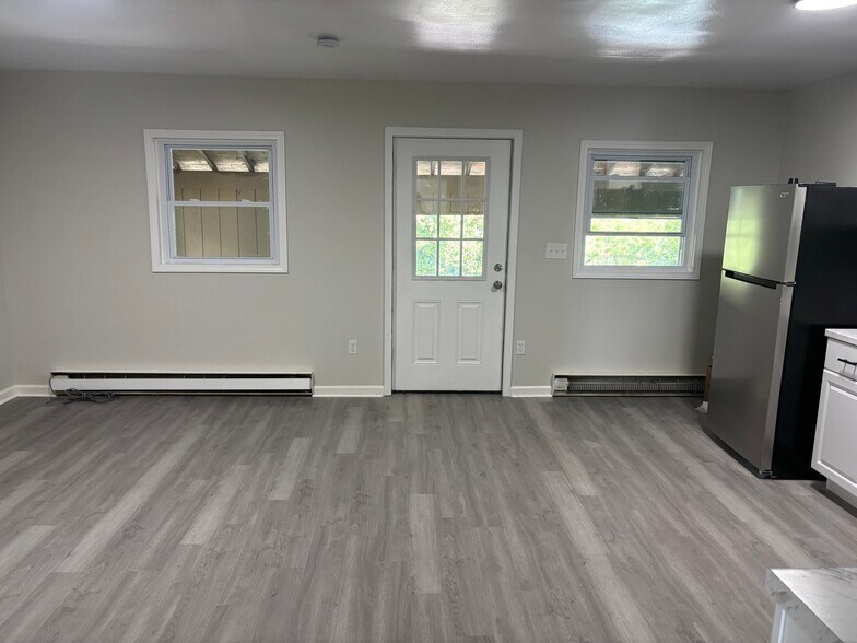 Building Photo - 2-4-4 N Liberty Ave