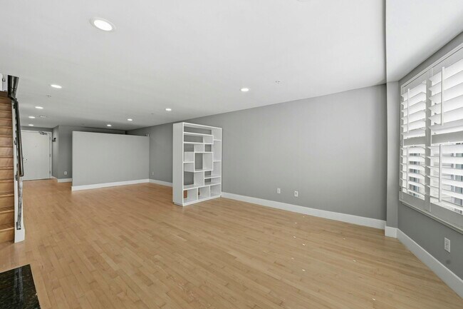 Building Photo - 588 S Van Ness Ave
