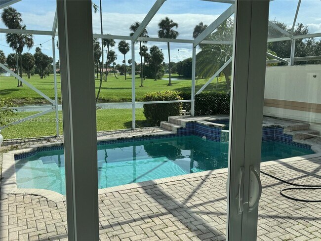 Building Photo - 652 W Palm Aire Dr