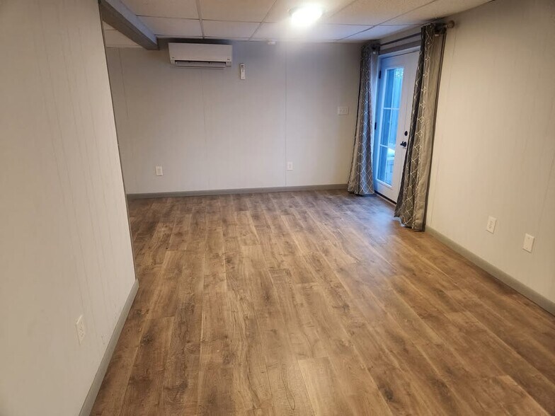 Building Photo - 245 Bishops Glen Dr