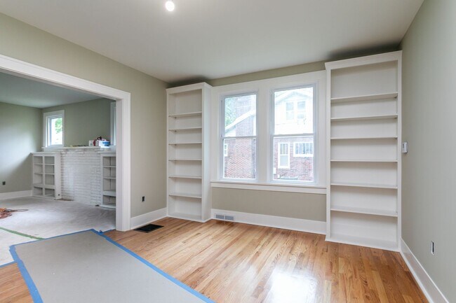 Building Photo - Recently Renovated Central Columbia Bungalow!