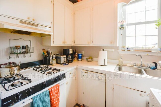 Building Photo - 146 Line St