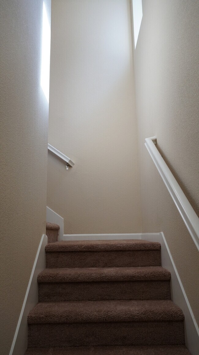 Building Photo - Beautiful two story home in Roseville!