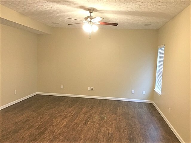 Building Photo - 1300 Wagy Sq