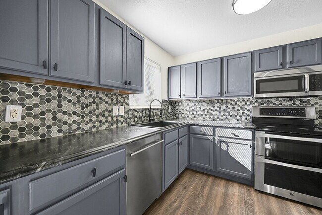 Building Photo - $1,900.00, 3-bed, 2-bath located in Colora...