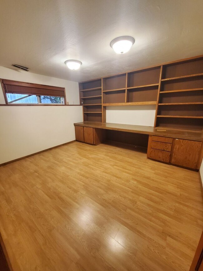 Building Photo - Kingsgate Home on Private Corner Lot