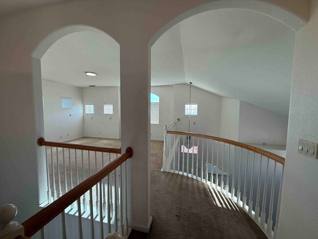 Building Photo - Spacious Cresleigh Ranch Home Near Schools...