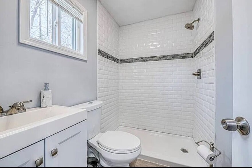 Building Photo - 62 Canoe Place Rd