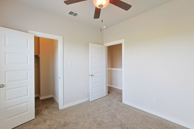Building Photo - Large Modern Four Bedroom Duplex