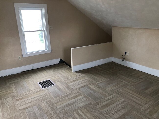 Building Photo - Brentwood 3 bedroom Duplex