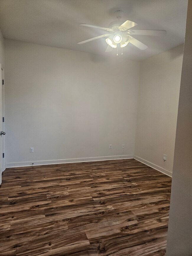 Building Photo - Stunning Executive Custom Built Home with Elite Appliances