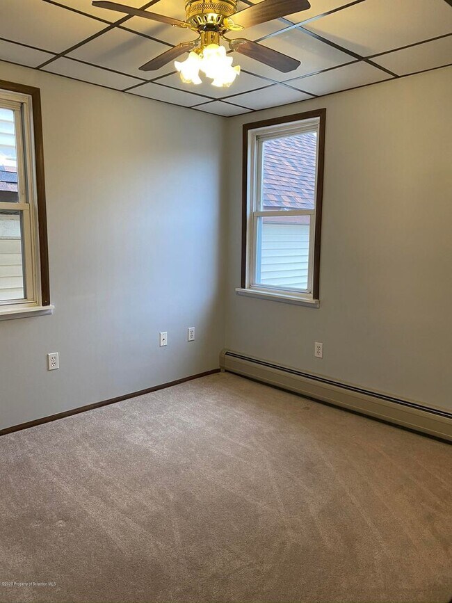 Building Photo - 116 E Elm St