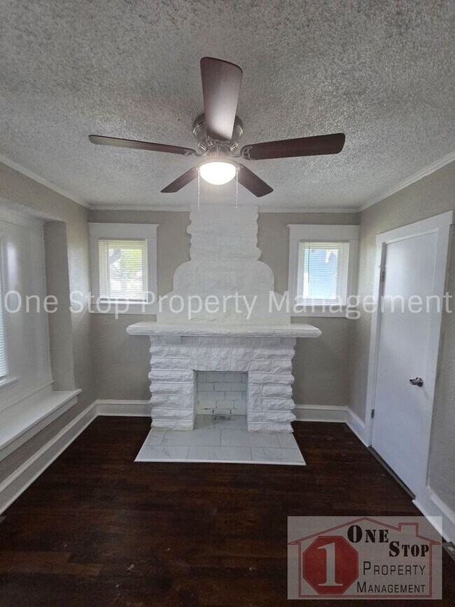 Building Photo - Beautiful 4 Bedroom 2 Bathroom in Kansas City!