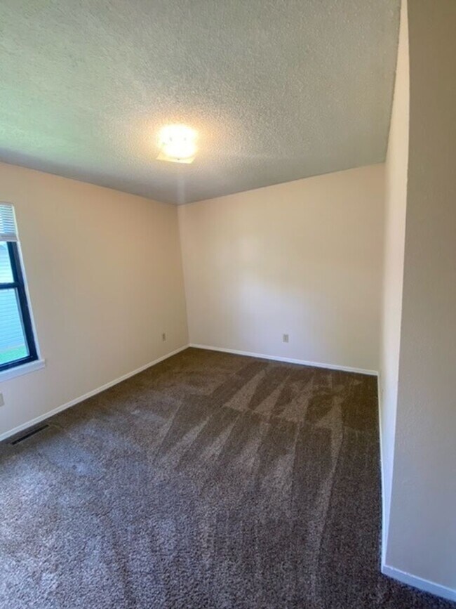 Building Photo - Great Duplex! 2 Bed, 1 Bath