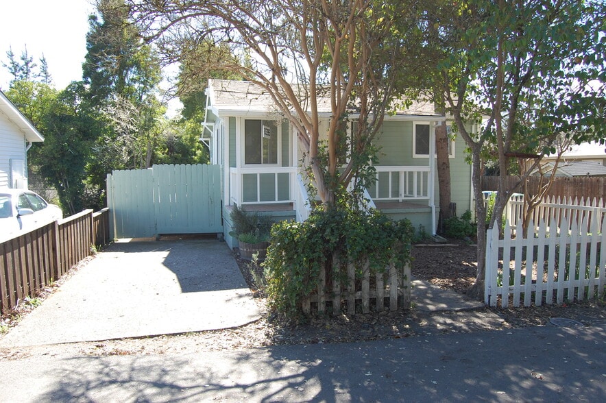 Primary Photo - 8395 Grape Ave