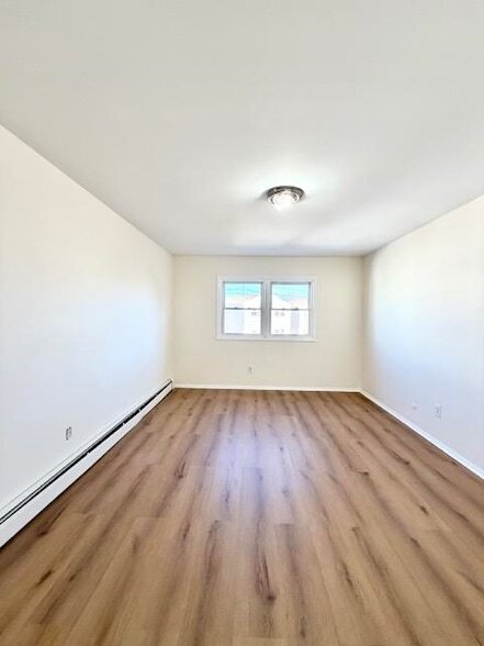 Building Photo - 71 Linnet St