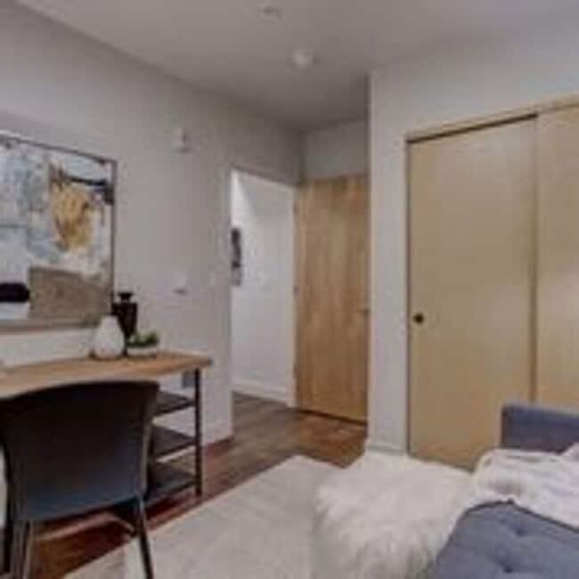 Building Photo - Luxury top floor 2bd in the heart of Sellw...