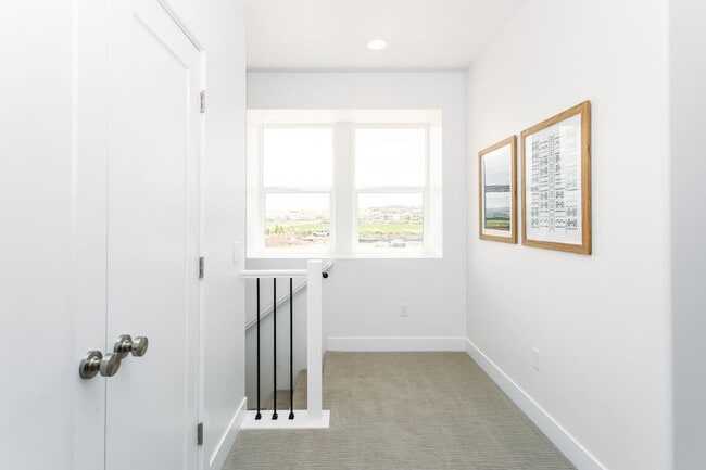 Building Photo - Newer End Unit Townhome in Woodland Estates