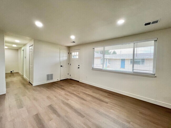 Building Photo - 1640 Cheyenne Ave