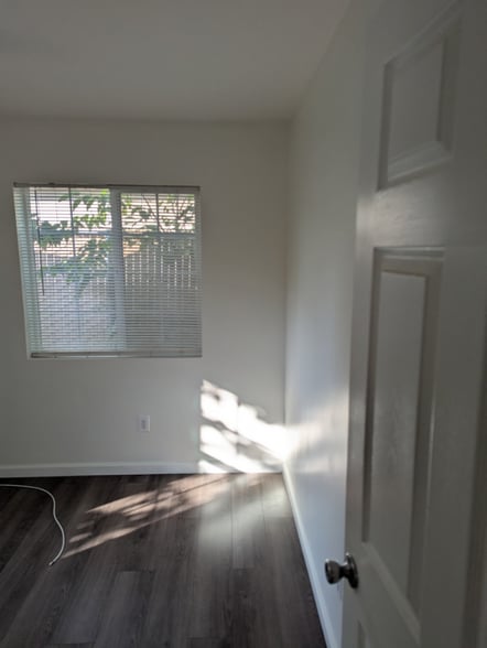 Building Photo - 15043 Larkspur St