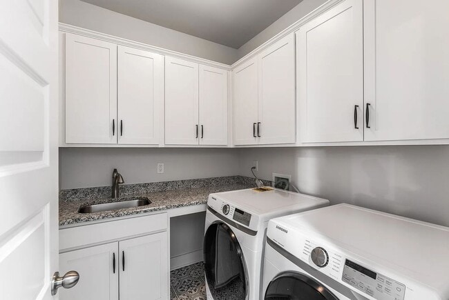 Building Photo - Exquisite Executive Home in the Heart of S...