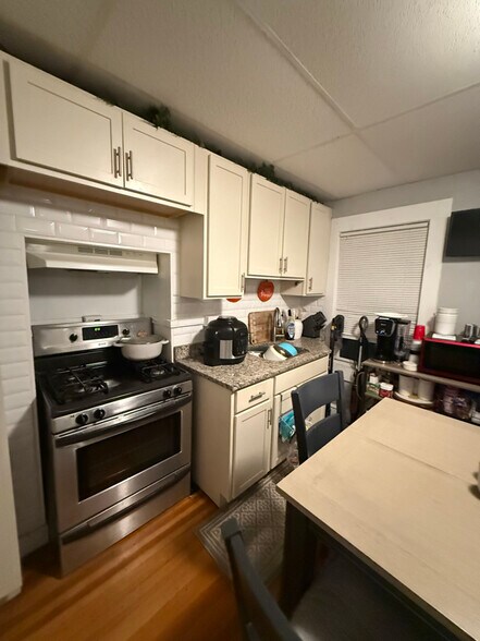 Building Photo - 17 Bowers St