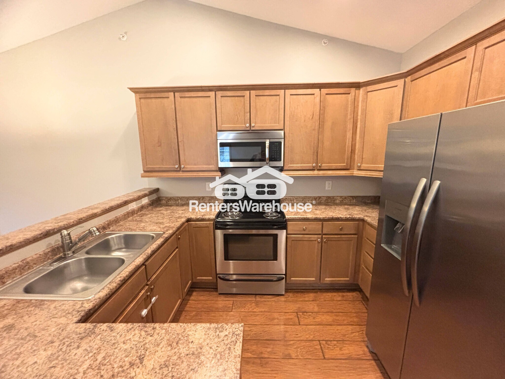 Building Photo - 2000 Meadow Ct