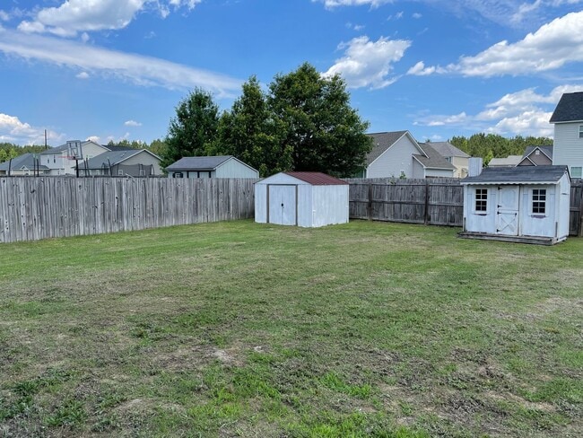 Building Photo - Charming 3 Bed 2 Bath Raeford Home with Fenced Backyard