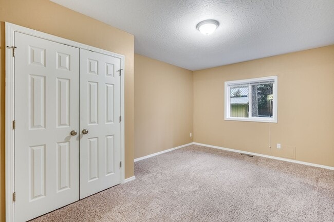 Building Photo - Beautiful 3 Bed, 2 Bath Rental Home on the Sandy River!