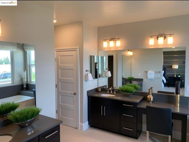 Building Photo - 807 Bamboo Dr