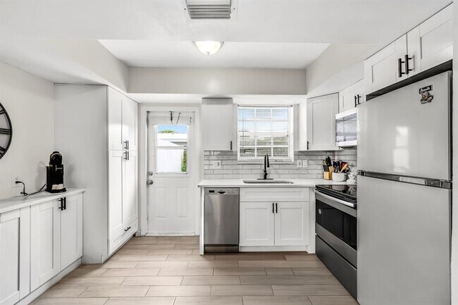 Building Photo - 1286 NE 45th St