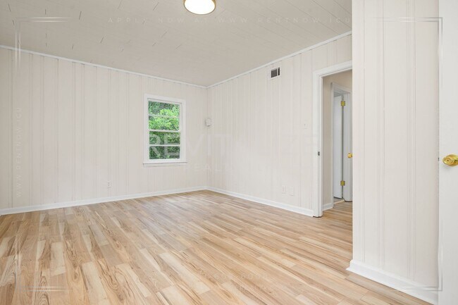 Building Photo - 2505 Robin Hood Dr