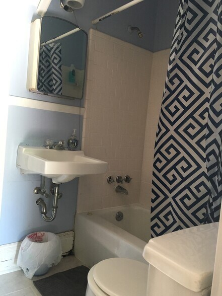 Building Photo - 2611 W Grace St