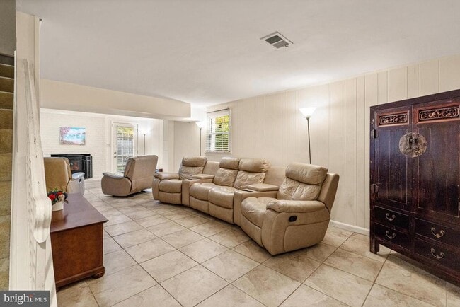 Building Photo - 7421 Beverly Manor Dr
