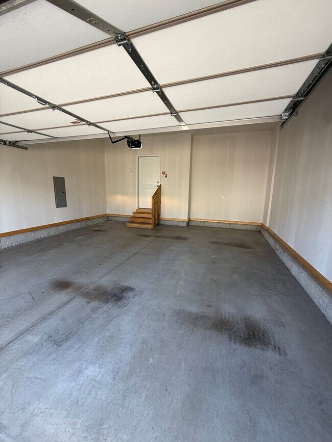 Building Photo - Luxury Newer Construction Home! Perfect Location!