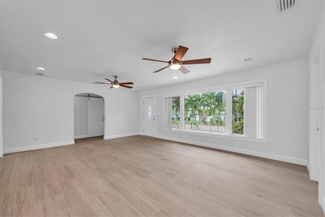 Building Photo - 907 Narcissus Ave