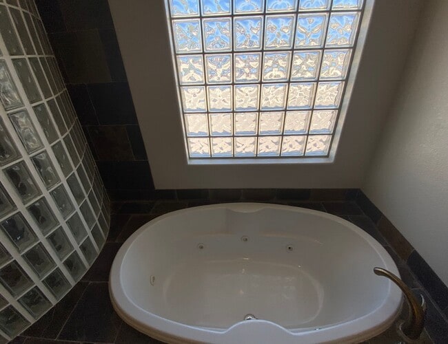 Building Photo - CALVADA VALLEY U.1 - Oakleaf Avenue